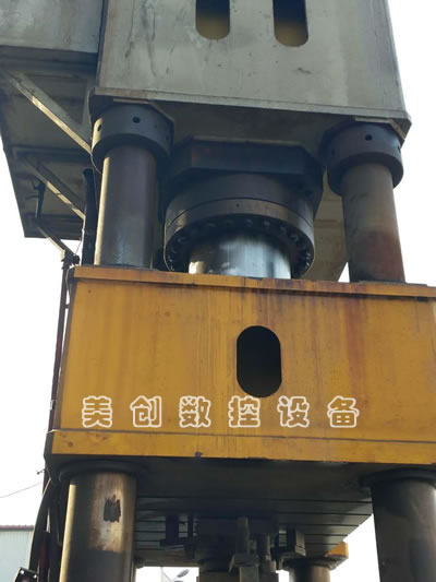 安裝少用重慶江東YJ32-1600四柱液壓機